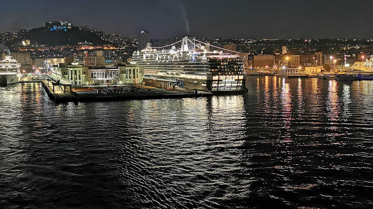 Molo Beverello in the evening: timetables and piers change often, and telling us helps everyone