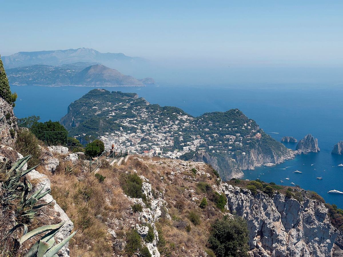 La costa de Capri vista desde la cima del Monte Solaro