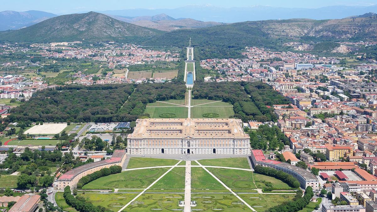 El complejo de Vanvitelli desde el aire: la Via d'Acqua corta el parque en línea recta