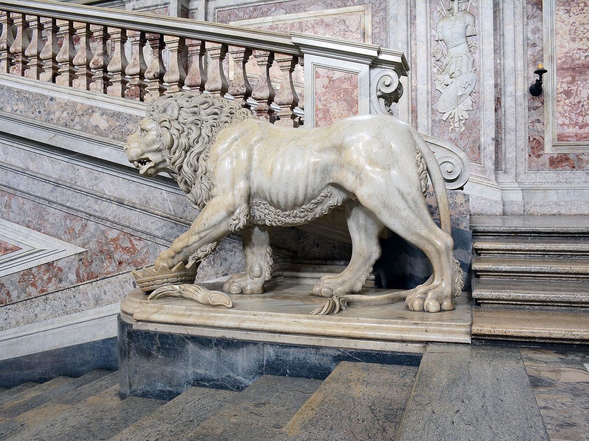 La Escalera de Honor del Palacio Real de Caserta, con la doble rampa de mármol y la bóveda pintada al fresco