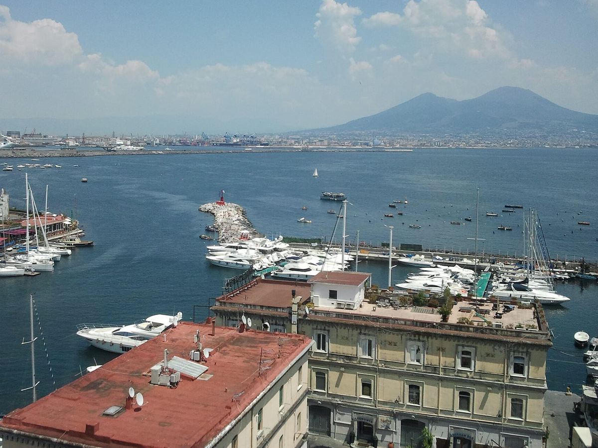 Il porticciolo del Borgo Marinari sotto il Castel dell'Ovo con le barche ormeggiate