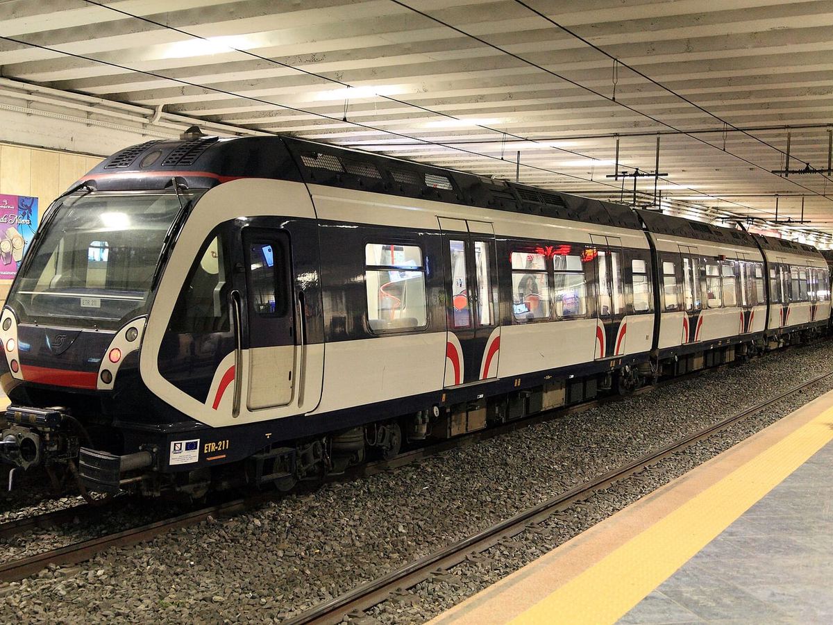 Un treno della Circumvesuviana EAV in stazione sulla linea Napoli–Sorrento