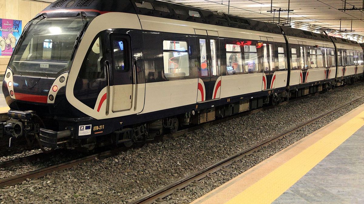 A Circumvesuviana train: the quickest way to Herculaneum, Pompeii and Sorrento