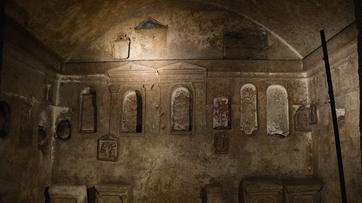 El Ipogeo dei Cristallini: cámaras funerarias griegas excavadas en la toba bajo un edificio de via dei Cristallini.