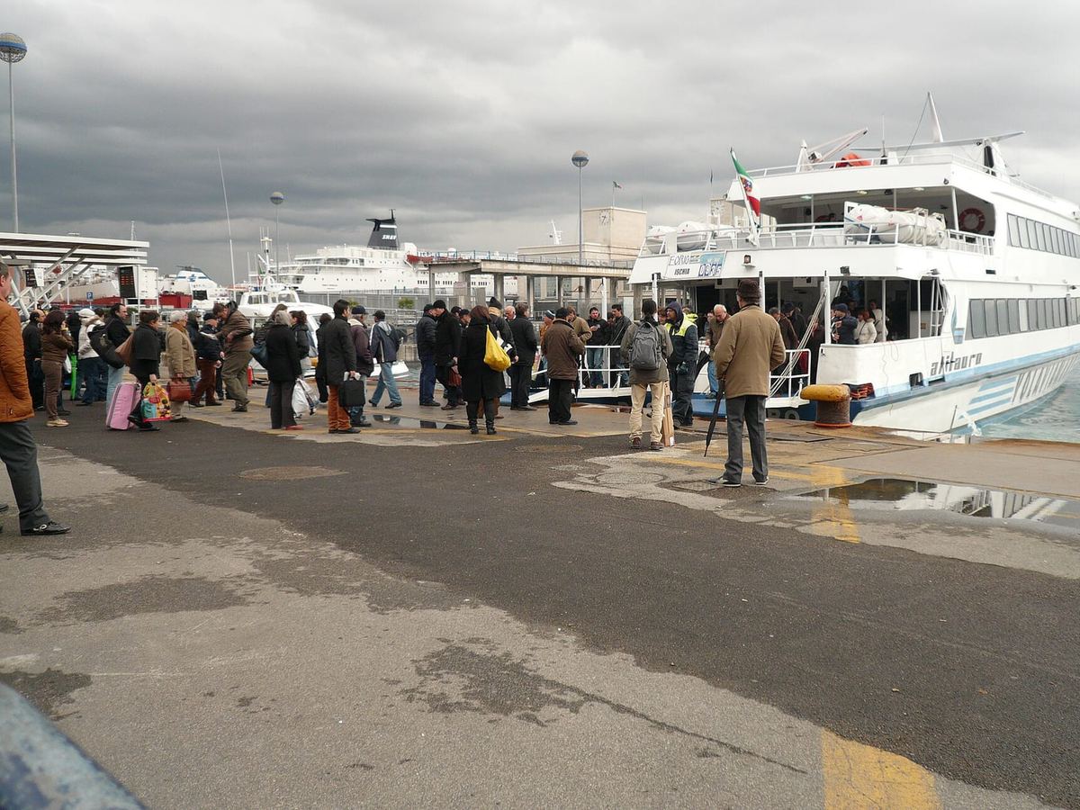 Un'unità veloce in uscita dal porto di Napoli verso le isole del golfo