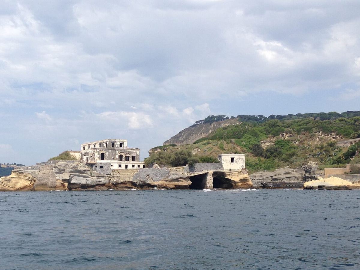 Gli isolotti della Gaiola collegati dal ponte, a Posillipo