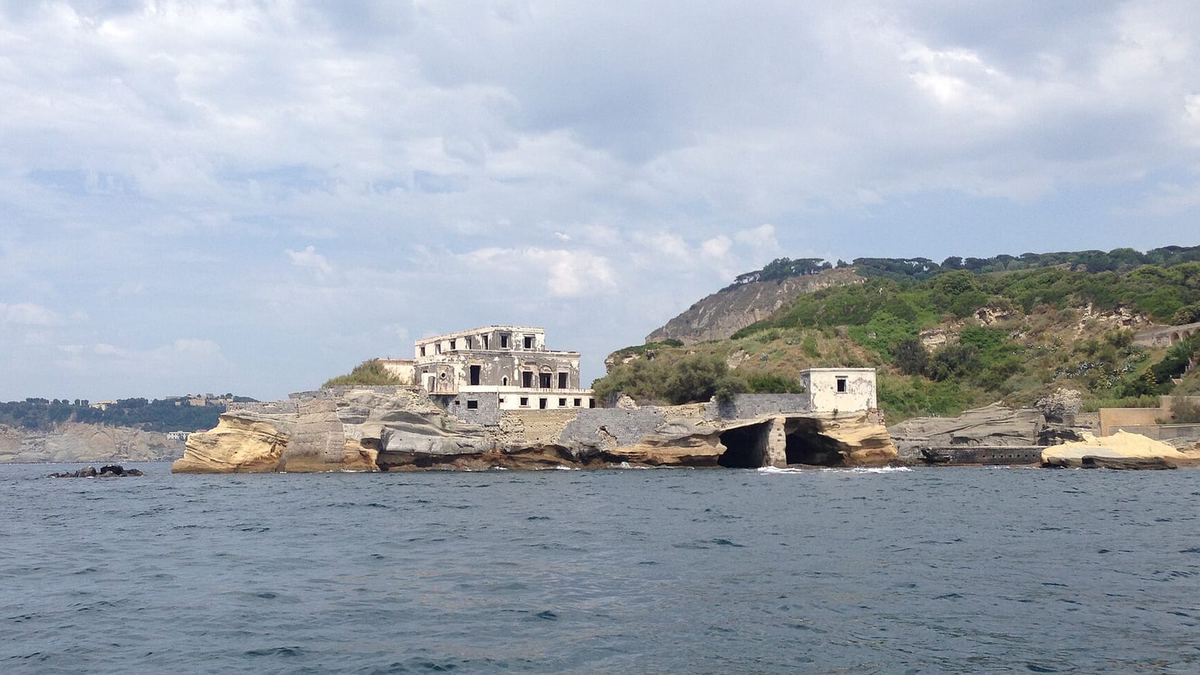 The Gaiola: free entry, compulsory booking in summer and a rocky seabed