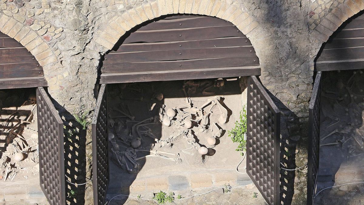 Las arcadas sobre la playa antigua: aquí se encontraron los esqueletos de los fugitivos