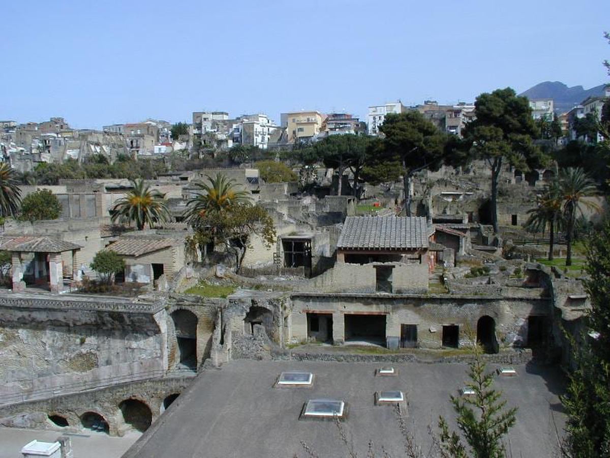 Las excavaciones de Herculano vistas desde la terraza panorámica, con las casas antiguas por debajo del nivel de la ciudad moderna