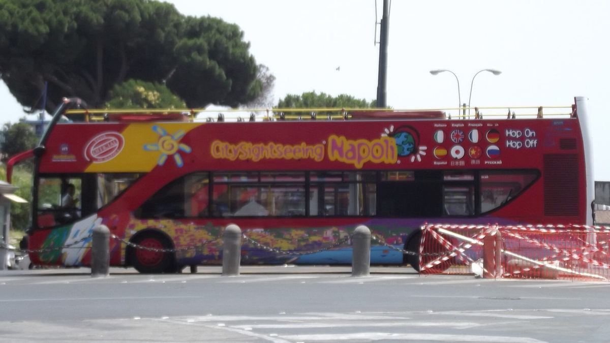 Largo Castello: da qui partono bus turistici, navette per i siti e mezzo golfo di offerte