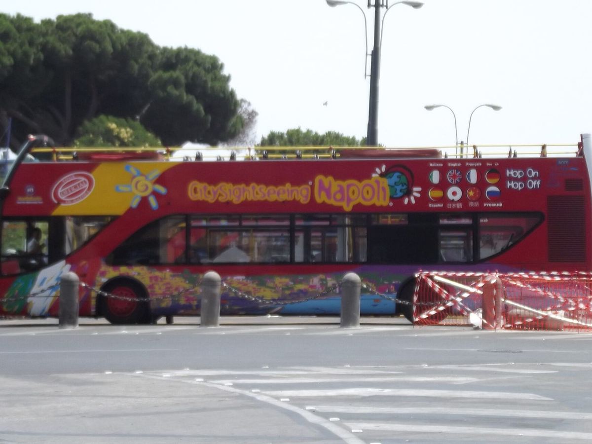 Un bus panoramico a due piani in centro a Napoli