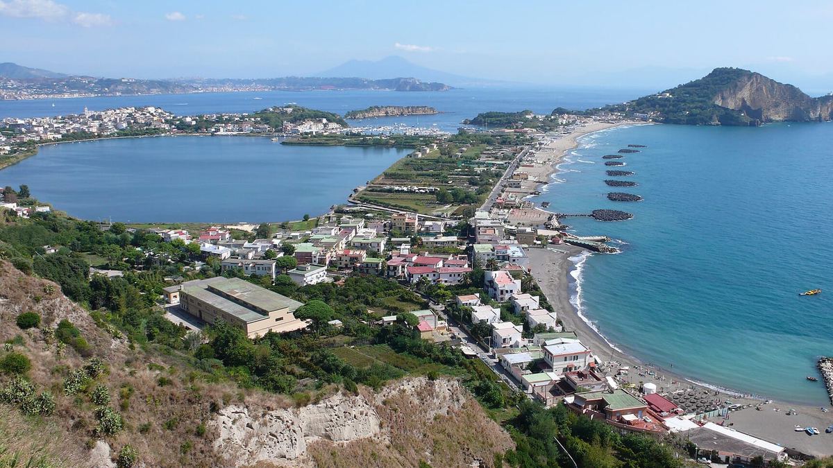 Miseno and Miliscola: the sand closest to the city, reachable by Cumana and EAV bus