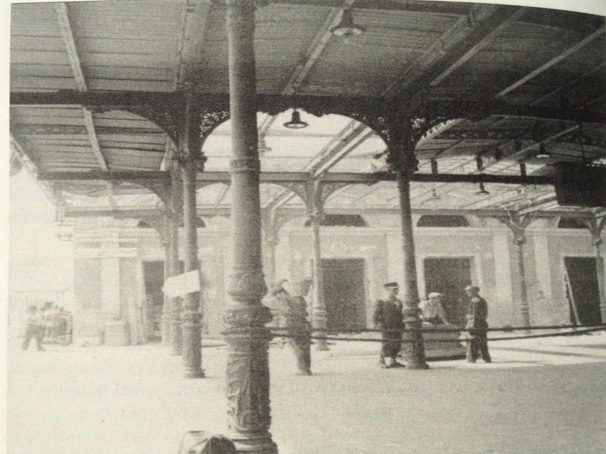 The concourse of Napoli Centrale station with the departure boards