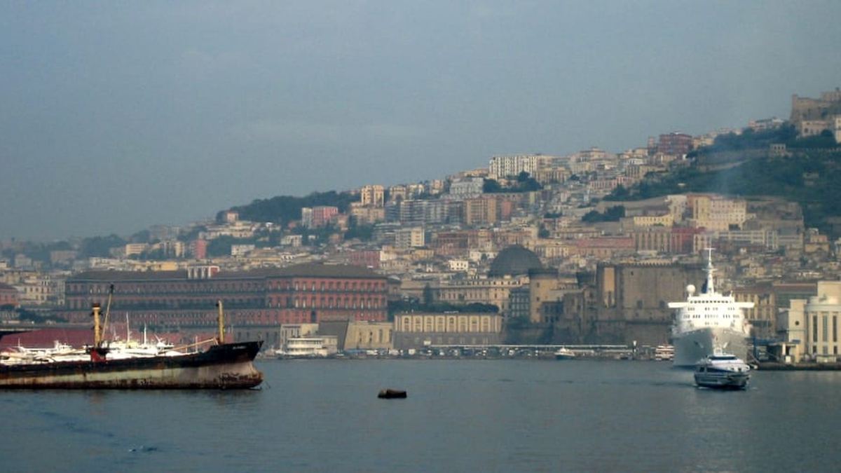 Piazza Municipio e il porto: la fermata che rende Alibus utile a chi si imbarca lo stesso giorno.