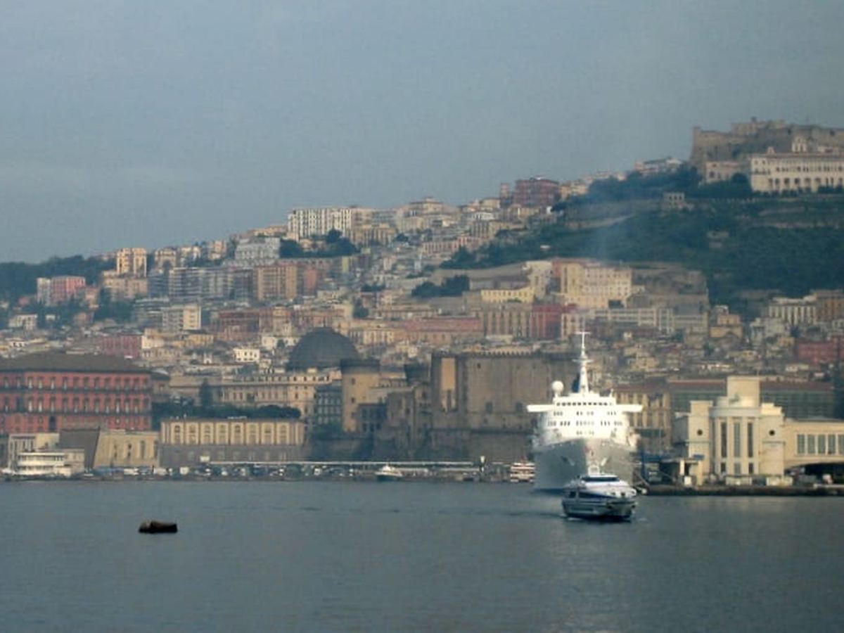 Traghetti e aliscafi ormeggiati nel porto di Napoli