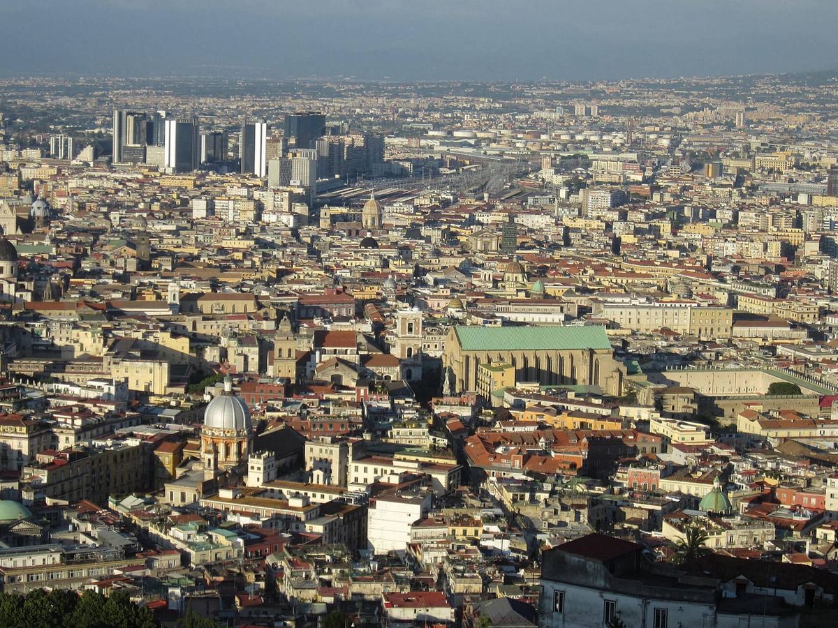 Napoli vista dal Vomero, con il golfo e il Vesuvio sullo sfondo
