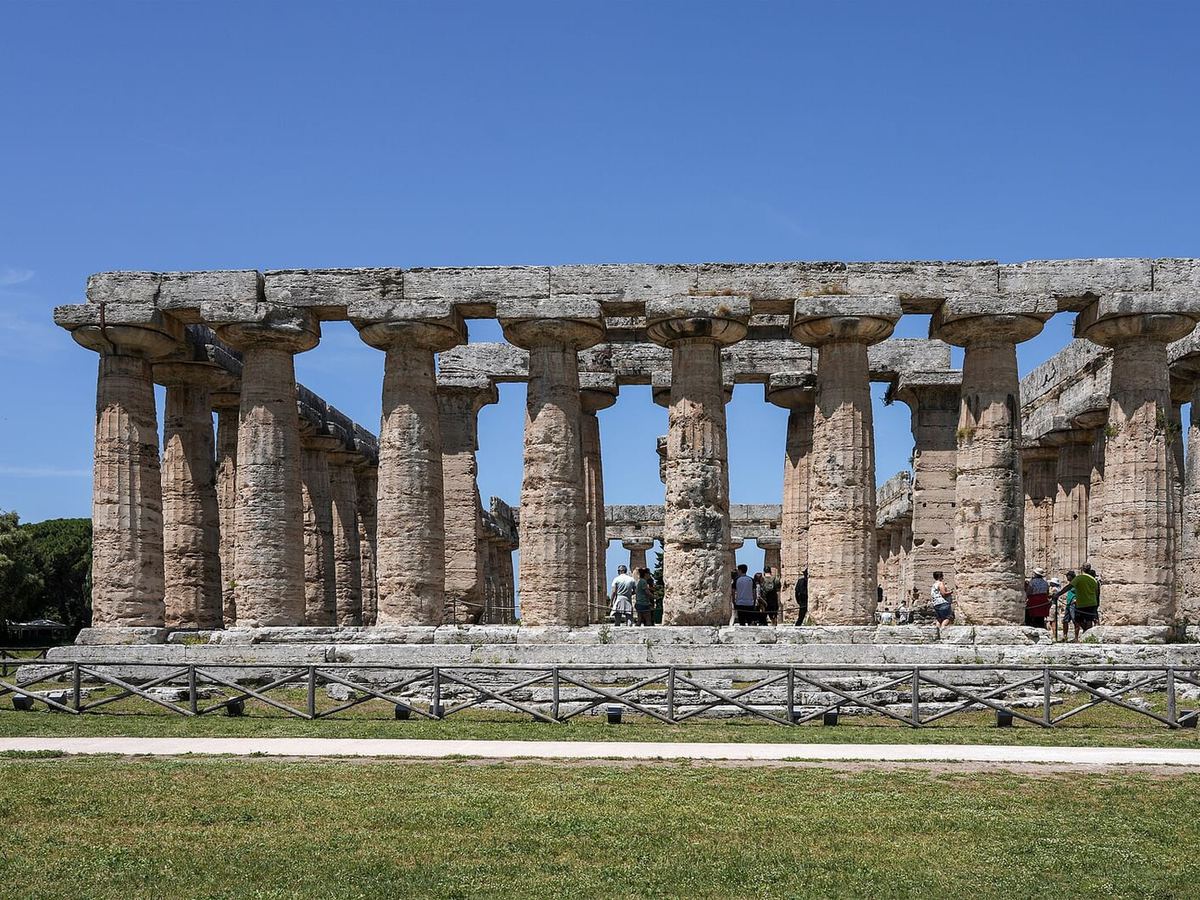 El templo de Neptuno en Paestum, con la columnata dórica completa vista desde el lado largo