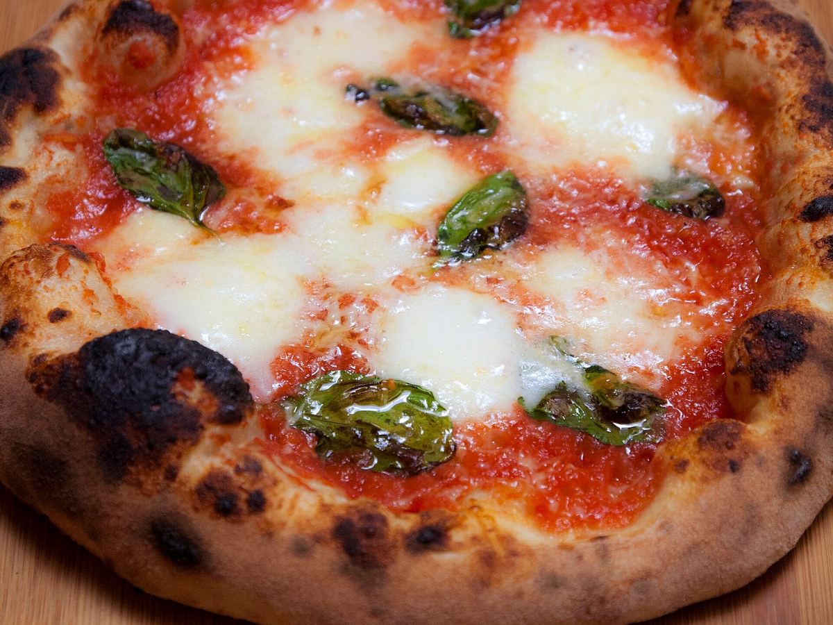 A freshly baked Neapolitan pizza, a fixed stop on food tours in the centre