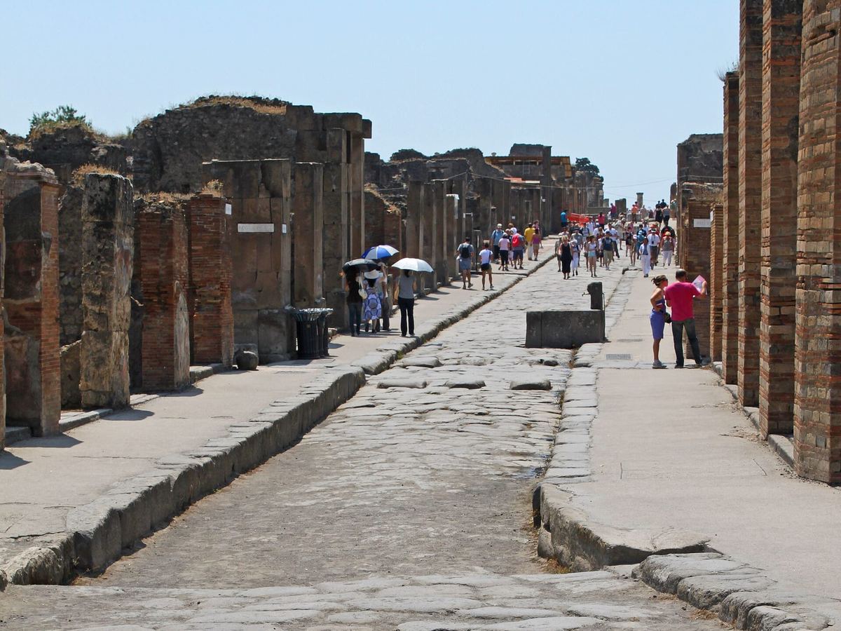 La Via dell'Abbondanza de Pompeya con el Vesubio al fondo