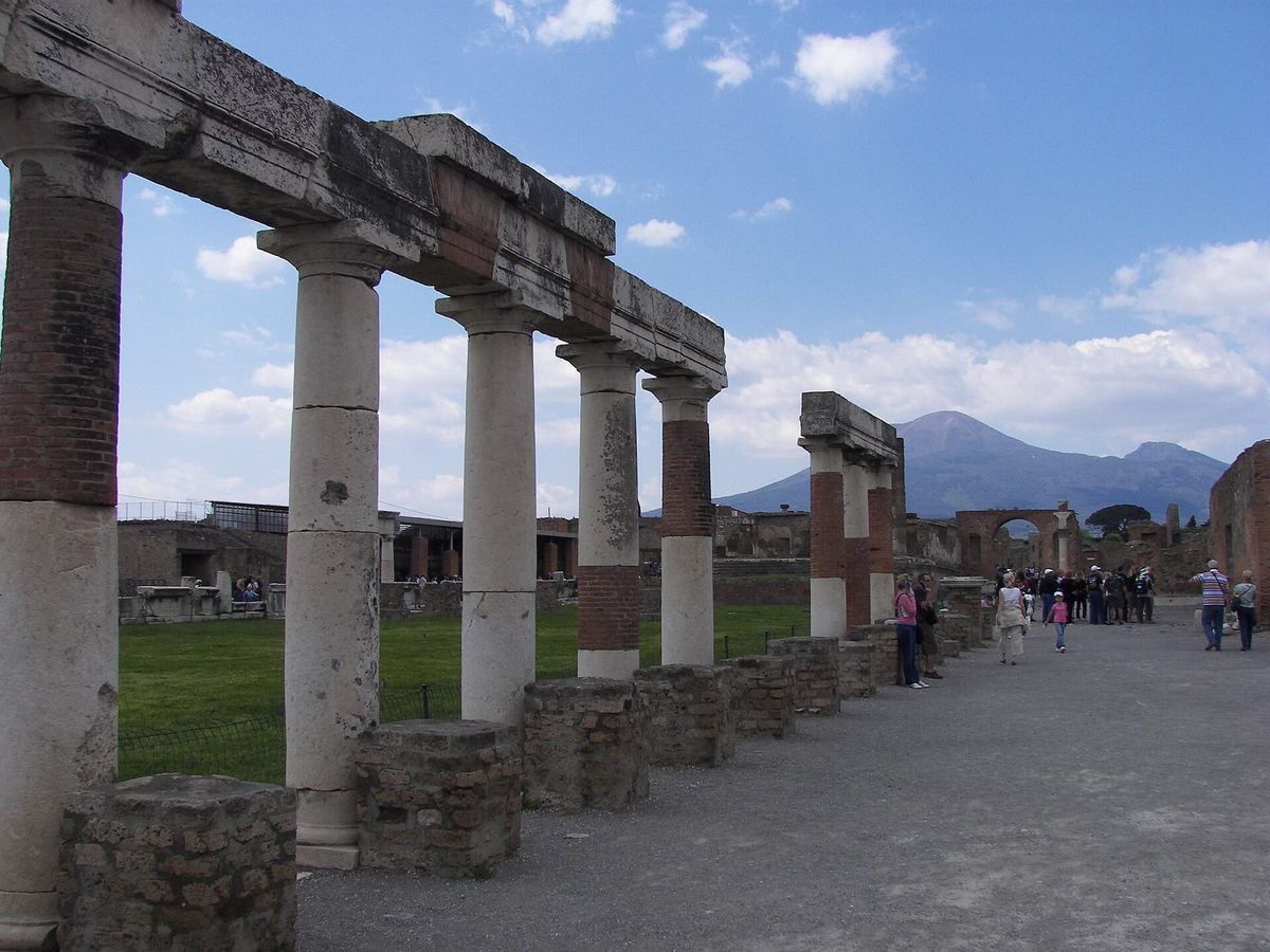 Le colonne del Foro di Pompei con il Vesuvio sullo sfondo