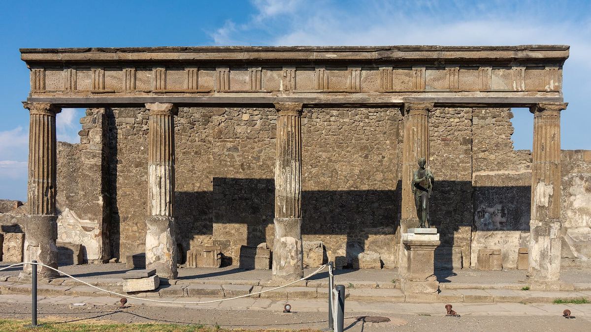 The Temple of Apollo at Pompeii: the guided tour from €45.50 is the yardstick for the whole catalogue
