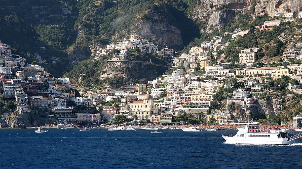 Positano desde el mar: las conexiones rápidas desde Nápoles son de temporada, de abril a principios de noviembre