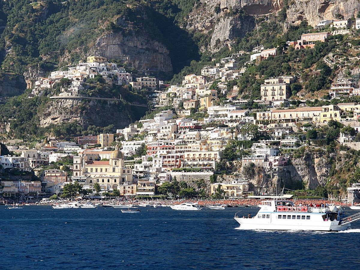 Positano vista dal mare, con le case che scendono verso la spiaggia