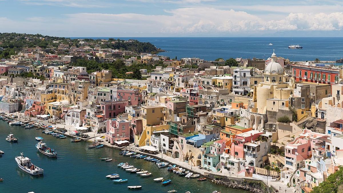 Procida: from the Marina Grande to the Chiaiolella beaches by minibus or twenty minutes on foot