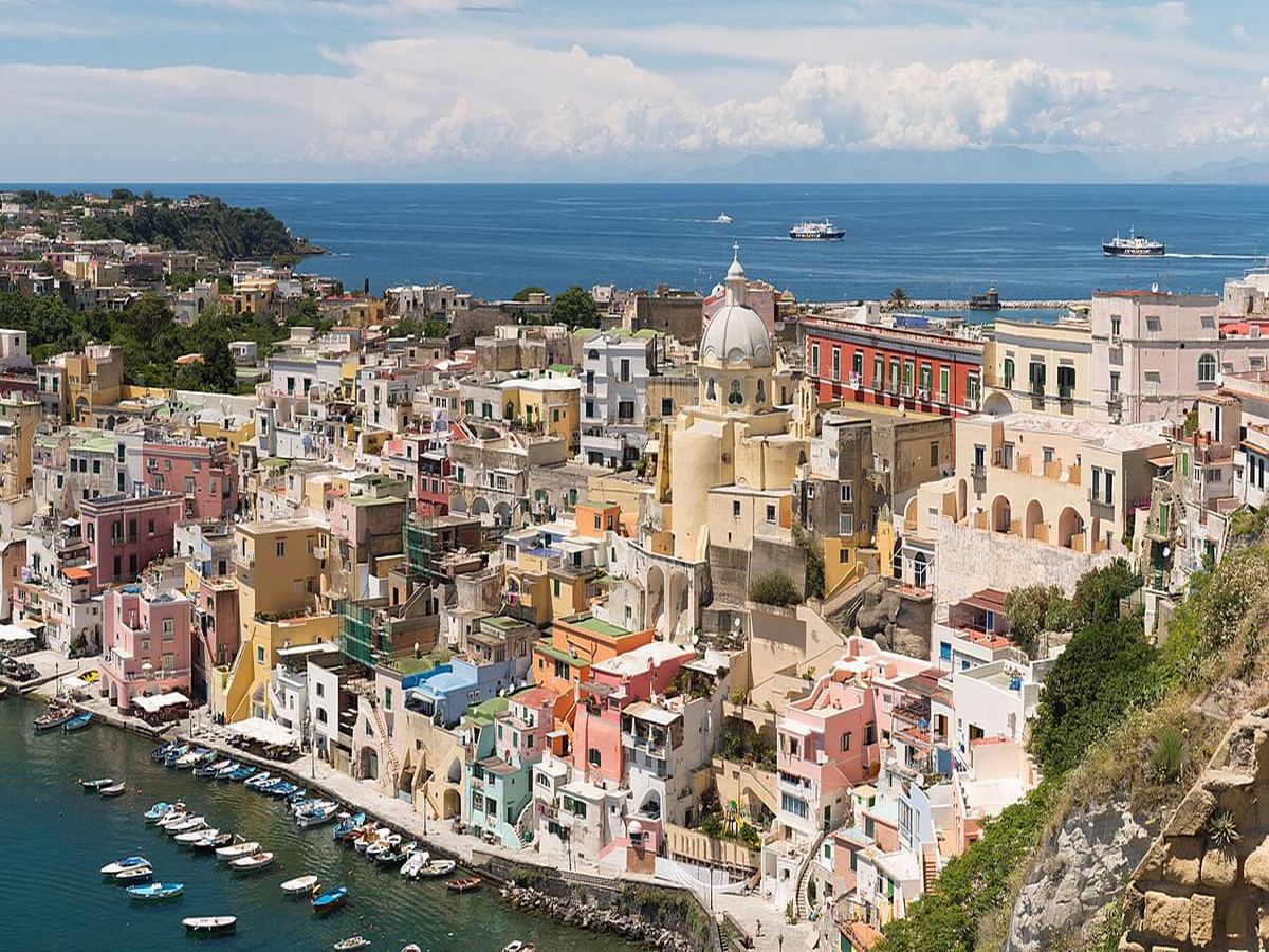 Les maisons colorées de la Corricella à Procida vues depuis la mer
