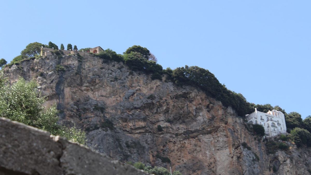 Con il charter privato Ravello resta un'aggiunta a terra: dal mare si vedono solo le terrazze.