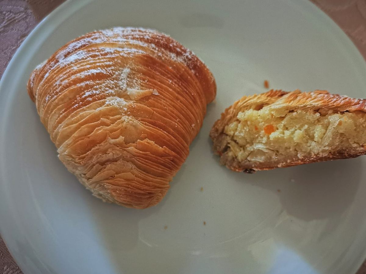 Sfogliatella riccia appena sfornata su un bancone di pasticceria napoletana