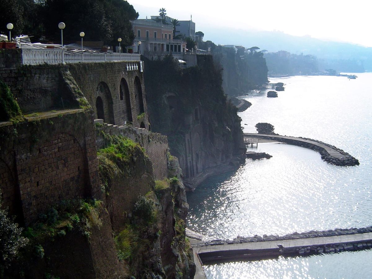 La costa a picco sul mare vicino a Sorrento