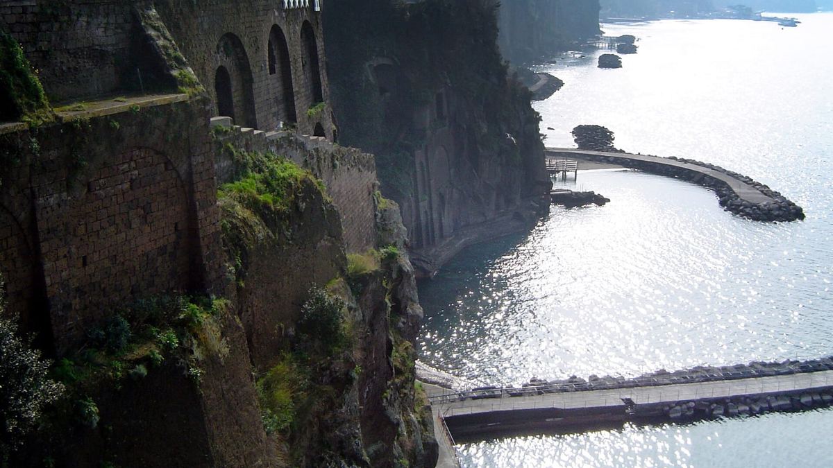 Los acantilados de toba sobre los que está construida Sorrento