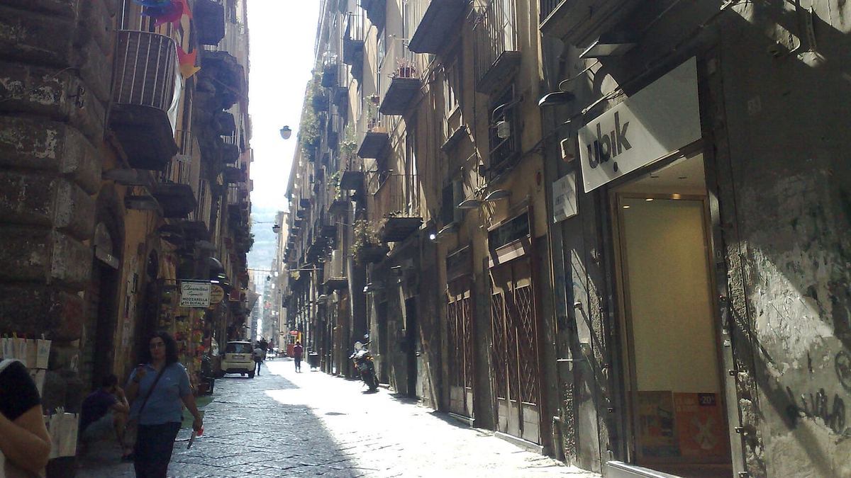 Spaccanapoli bei Nacht: die Altstadt bleibt bis ein Uhr auf der Straße