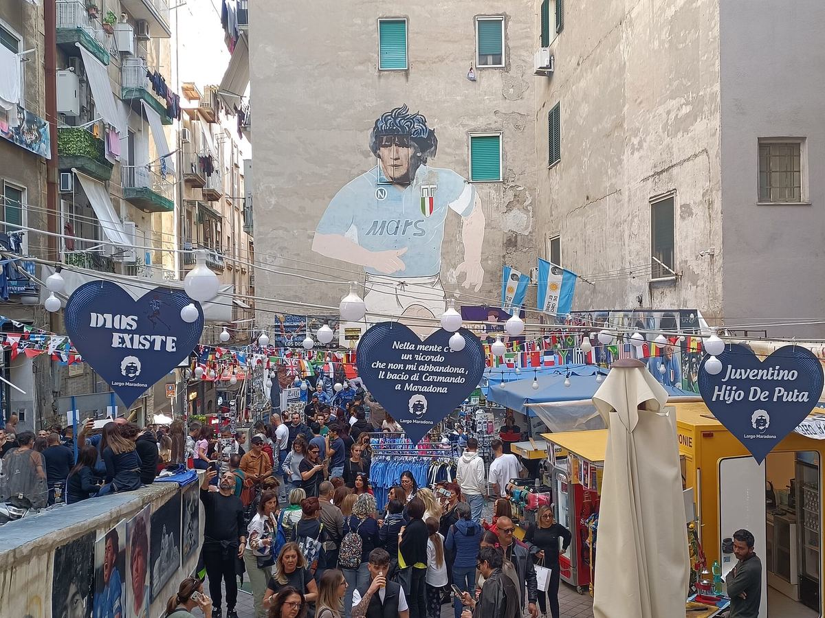 Eine Gasse der Spanischen Viertel in Neapel mit aufgehängter Wäsche
