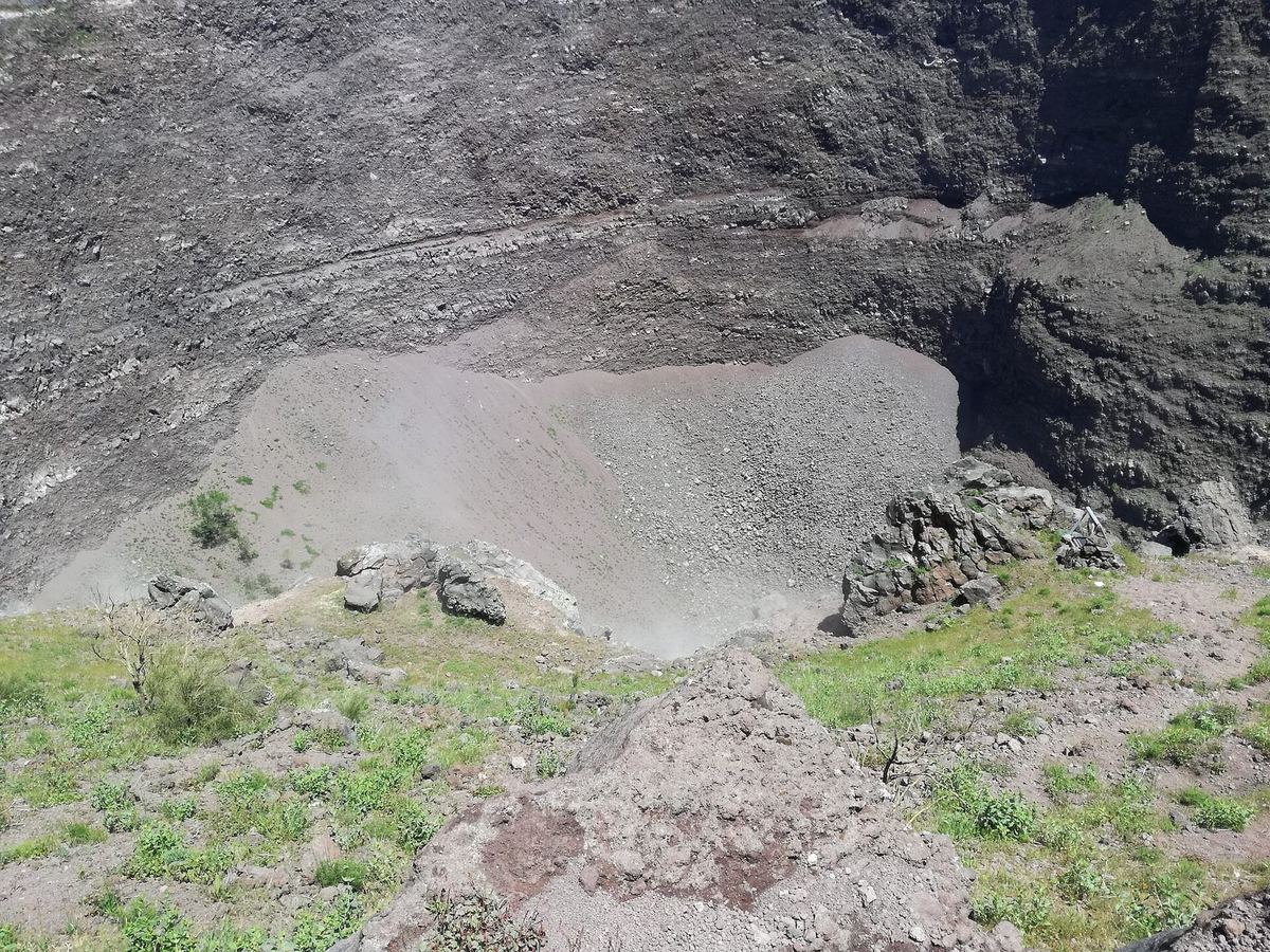 Le bord du cratère du Vésuve avec les fumerolles sur les parois intérieures