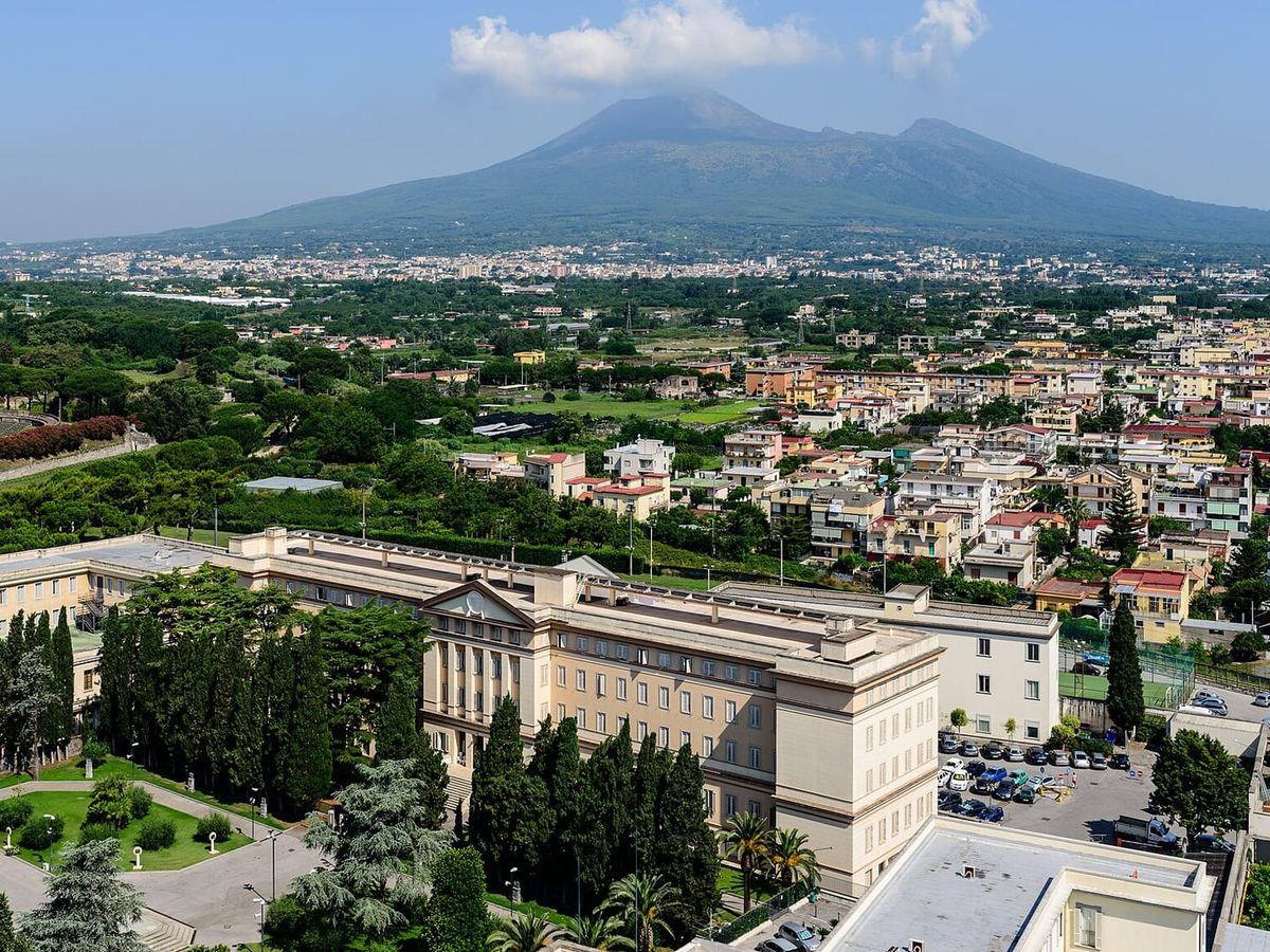 El Vesubio visto desde las columnas del Foro de Pompeya