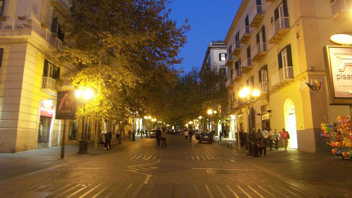 Der Vomero nach Sonnenuntergang: Lokale in der Via Aniello Falcone und ein Rückweg, den man planen muss